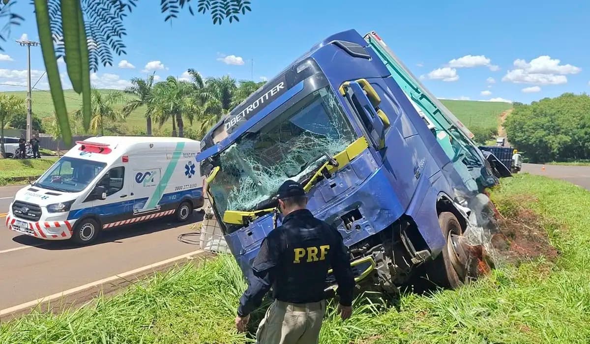 Acidente entre dois caminhões deixa um ferido em estado grave na BR-369, em Cambará