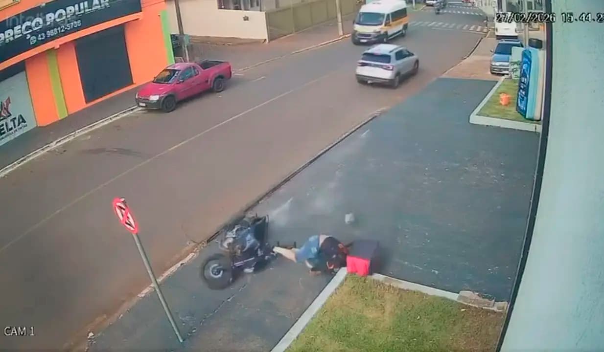 Motociclista fica ferido após colidir contra guia e placa de sinalização na Rua Francisco Morato