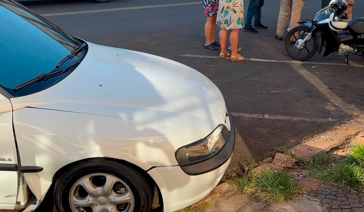 Motociclista sofre ferimentos após colisão com carro na área central de Cornélio Procópio