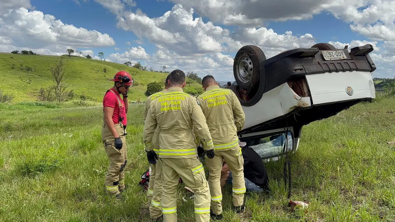 Motorista sai ileso de capotamento na BR-369 após pneu estourar em Cornélio Procópio