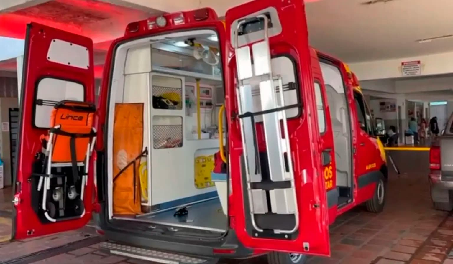 Motociclista fica ferido após colisão com carro e batida em veículos estacionados em Cornélio Procópio