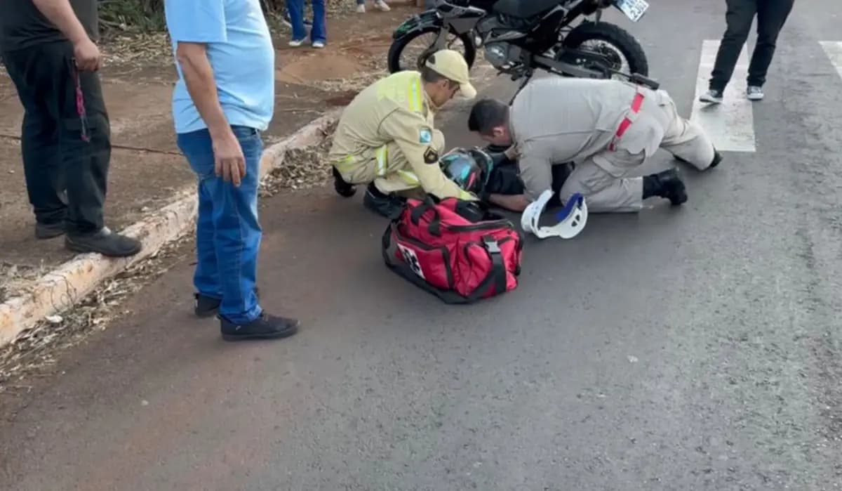 COLISÃO ENTRE MOTO E CARRO DEIXA MOTOCICLISTA FERIDO NA AVENIDA PARAÍSO EM CORNÉLIO PROCÓPIO