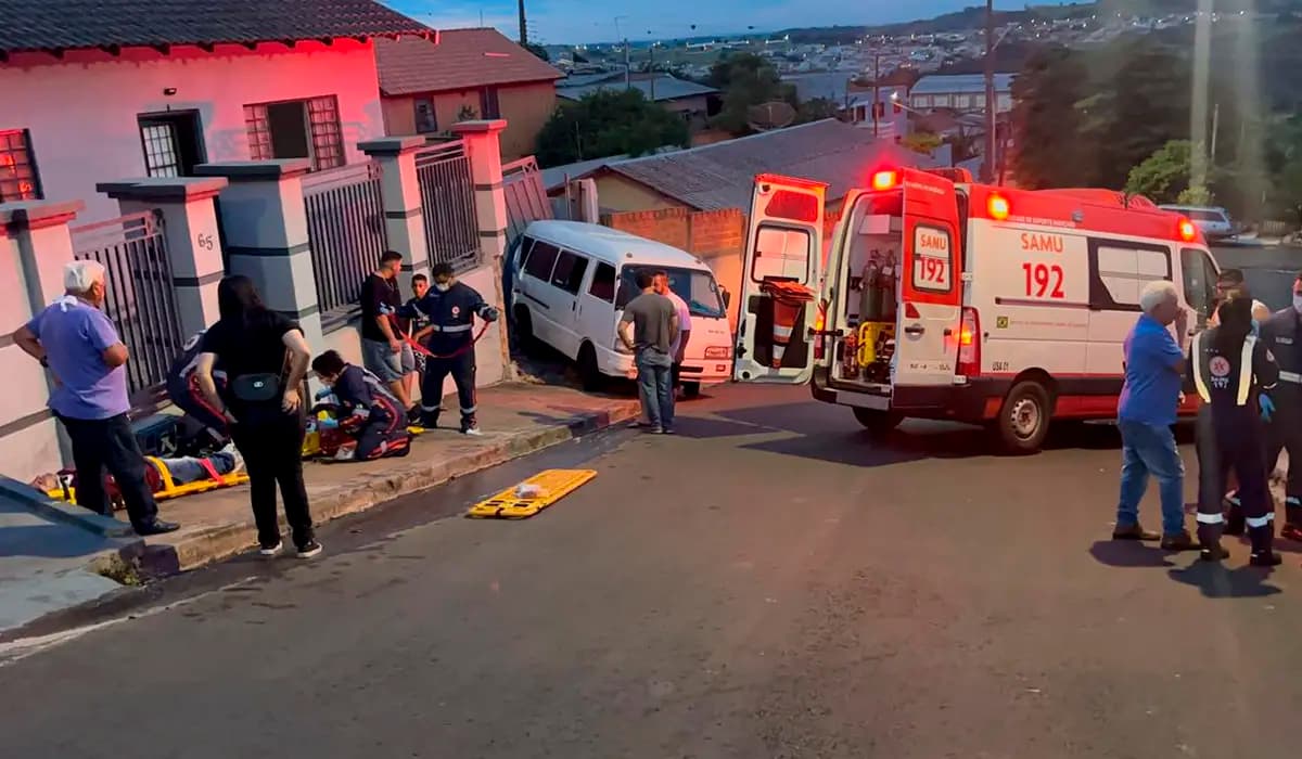 Van perde os freios, colide contra residência e deixa 11 vítimas no Jardim dos Pioneiros