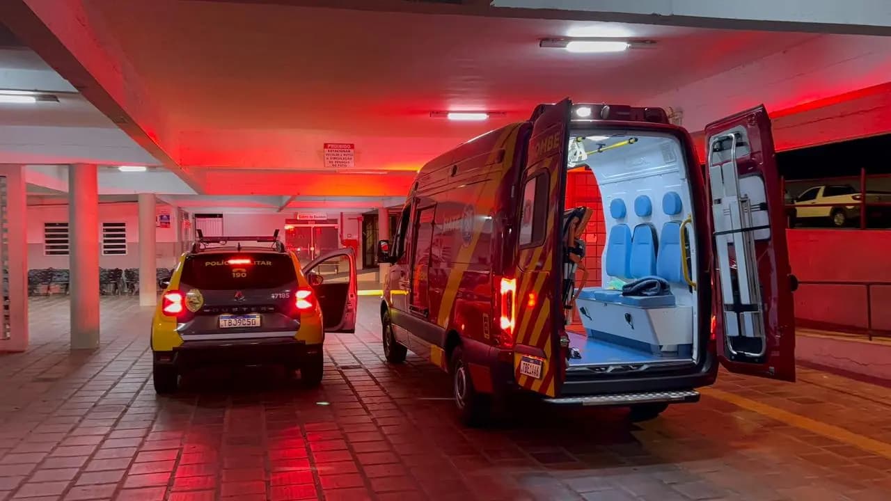 Mulher fica ferida após colisão entre carro e moto no centro de Cornélio Procópio