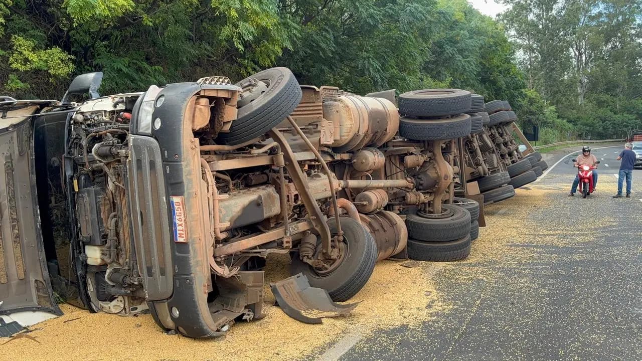 Caminhão carregado com soja tomba na BR-369 e motorista fica ferido em Cornélio Procópio