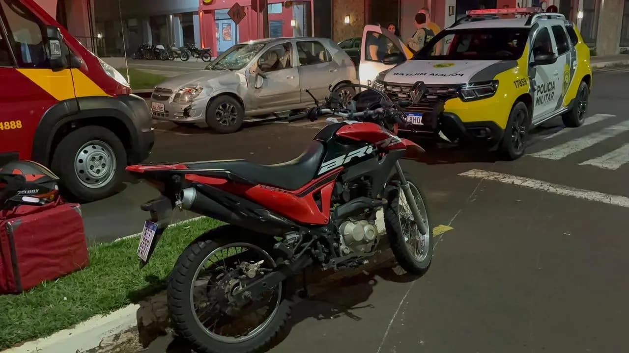 Colisão entre carro e moto deixa jovem ferido no centro de Cornélio Procópio