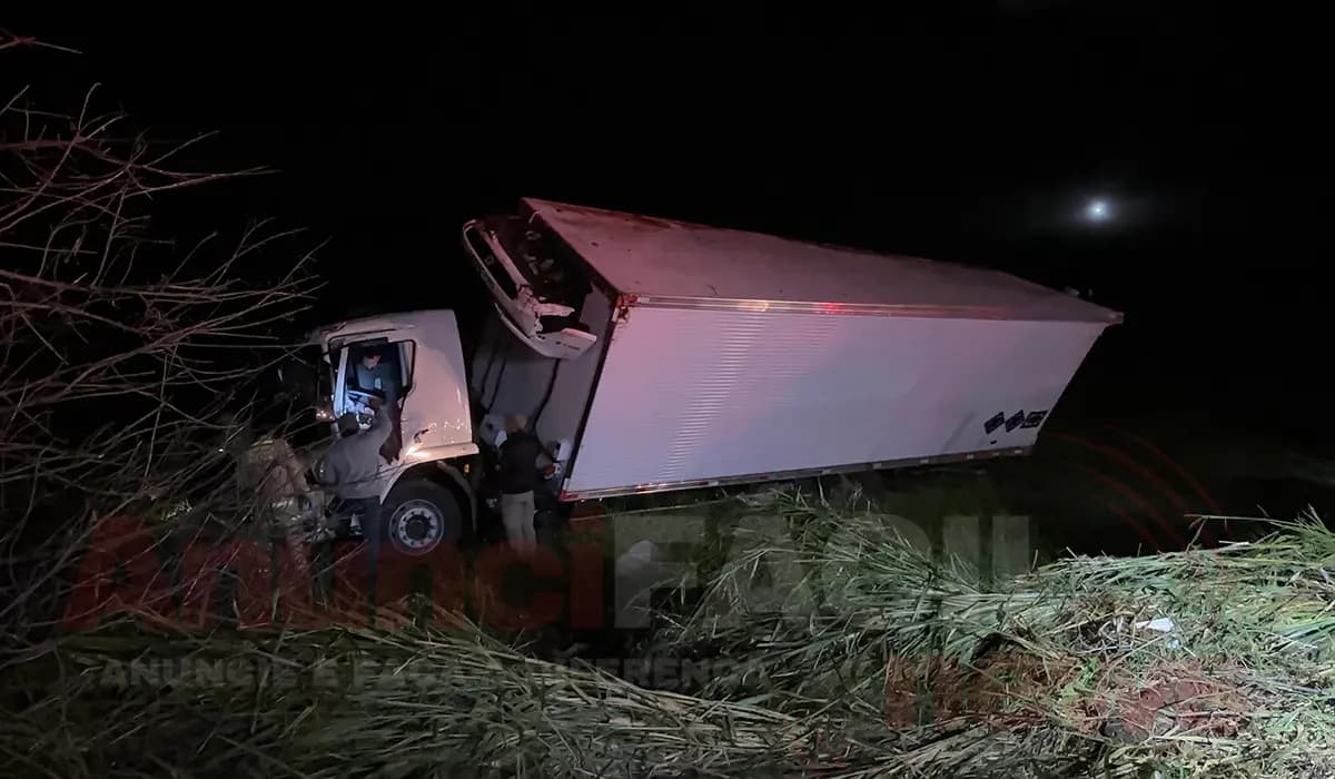 Motorista escapa de ferimentos graves após tombamento de caminhão na BR-369, em Cornélio Procópio