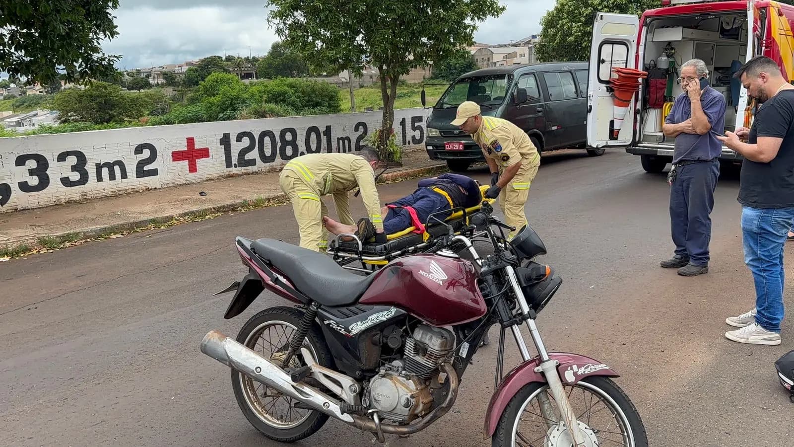 Motociclista fica ferido após colisão na avenida Dom Pedro I em Cornélio Procópio