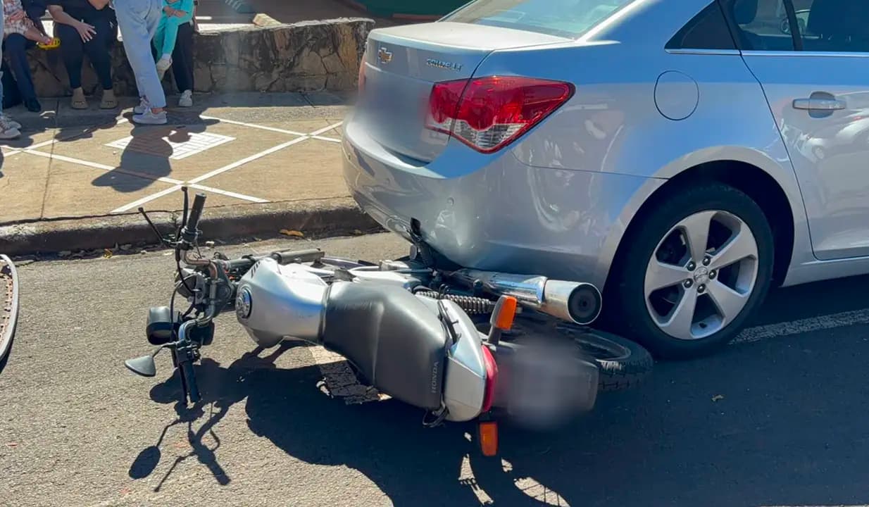 Motociclista sofre fraturas expostas após grave colisão no centro de Cornélio Procópio