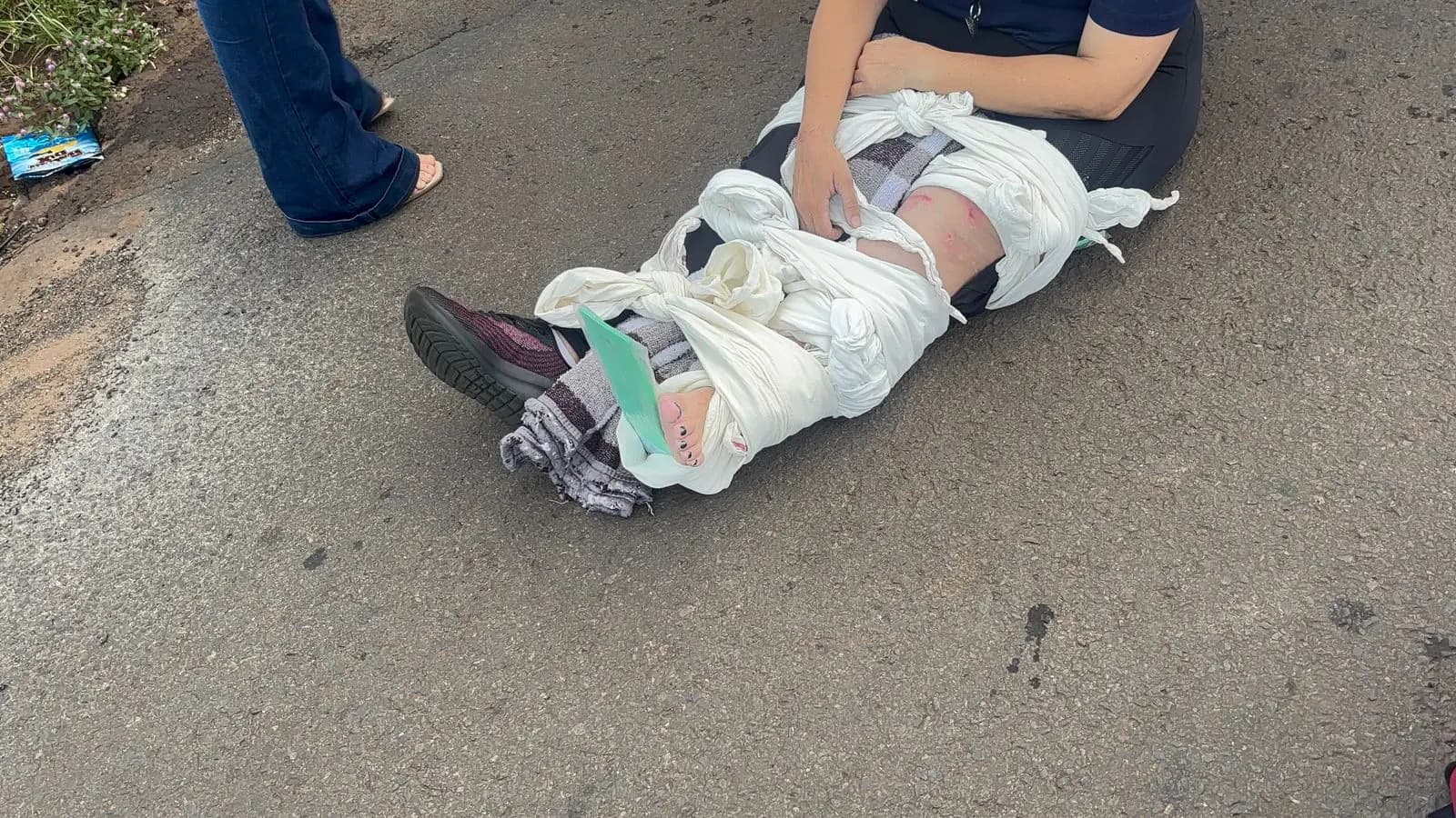 Colisão entre carro e motocicleta deixa mulher ferida e mobiliza Corpo de Bombeiros em Cornélio Procópio