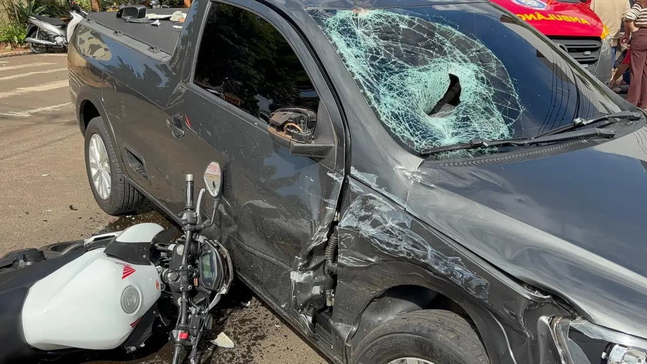 Motociclista sofre fraturas graves em colisão com carro no centro de Cornélio Procópio