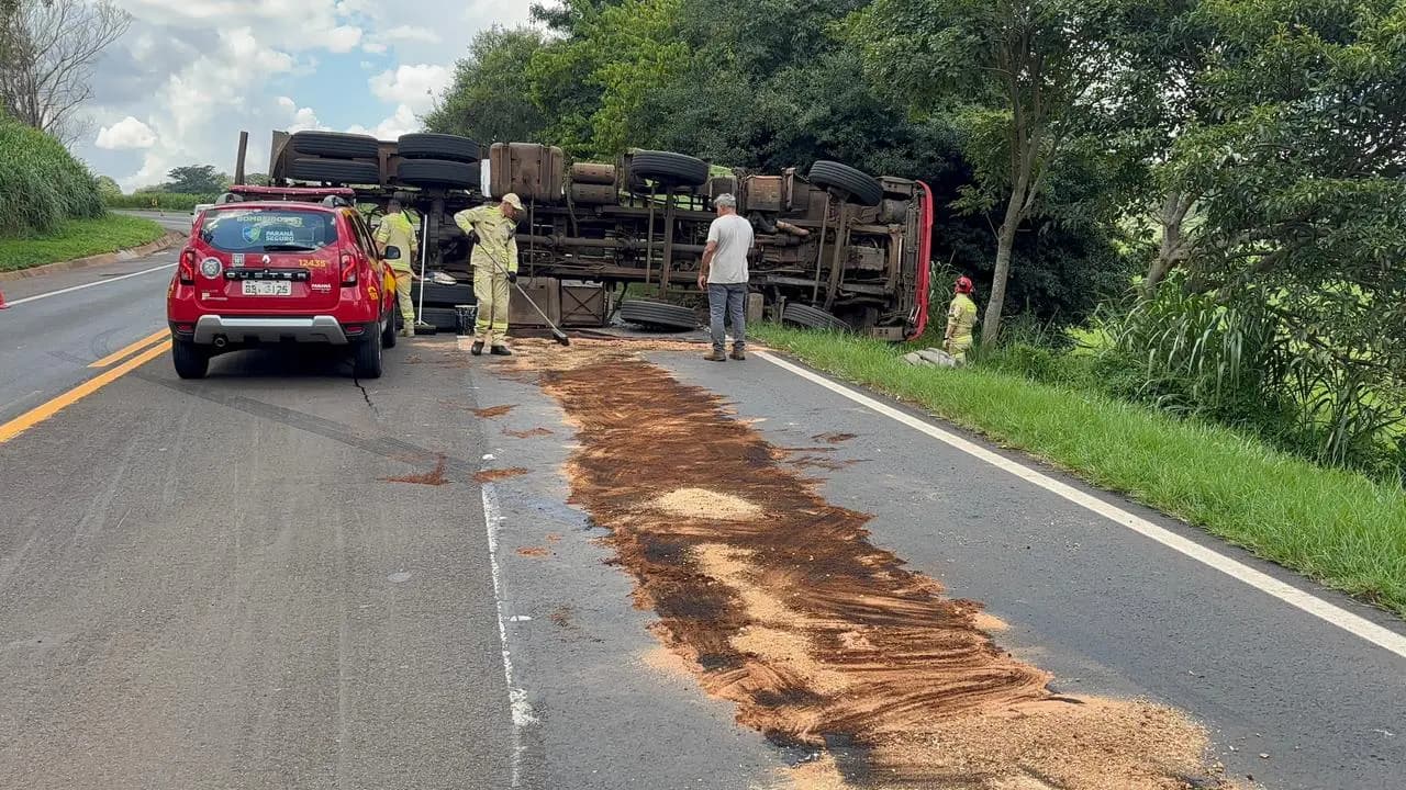 Caminhão tomba na BR-369 e motorista fica ferido em Cornélio Procópio