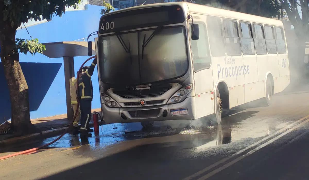 Incêndio em Ônibus Mobiliza Bombeiros na Avenida da Minas Gerais em Cornélio Procópio