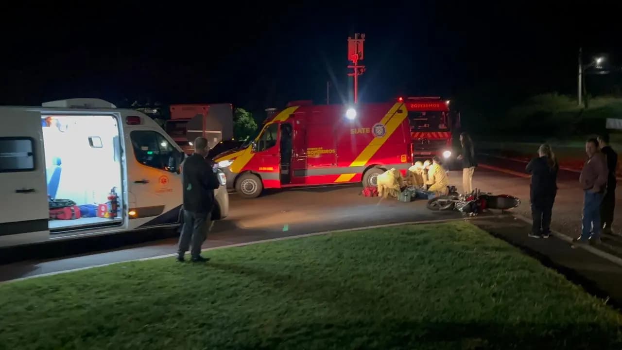 Casal fica ferido em colisão entre carro e moto no trevo do Panorama, na BR-369