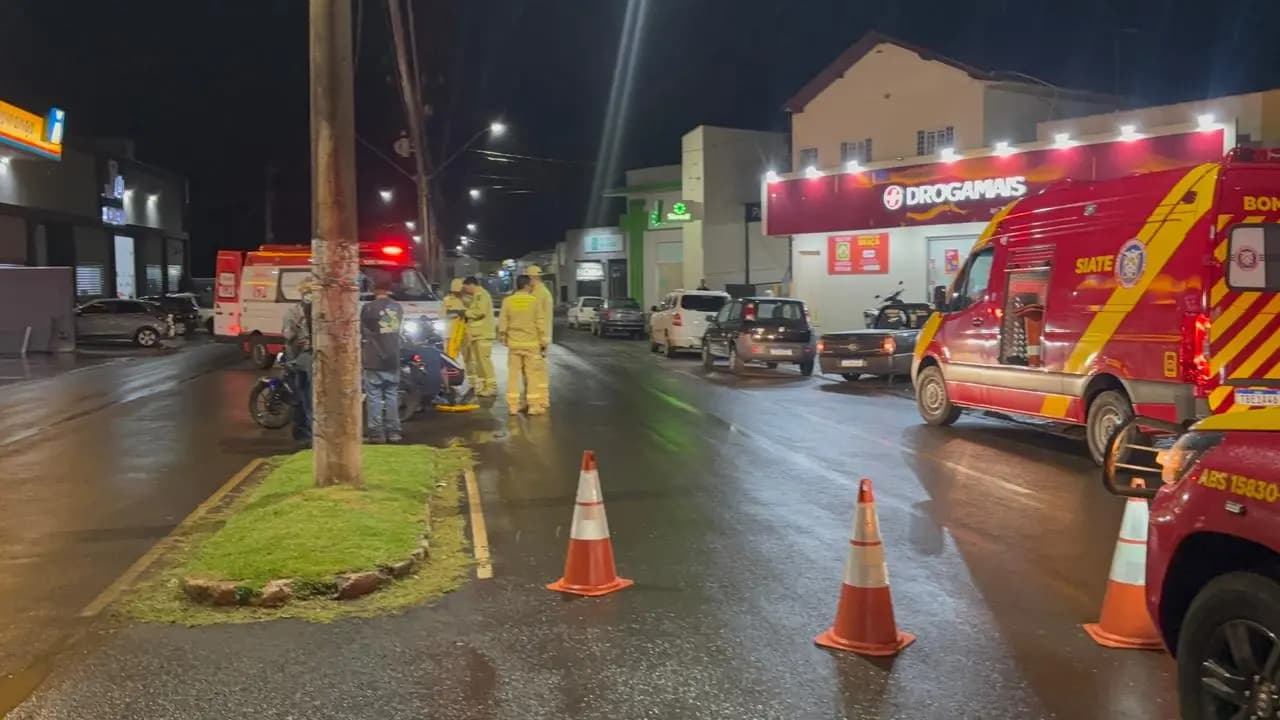Jovem fica ferida após colisão entre carro e moto na Avenida Dom Pedro I em Cornélio Procópio