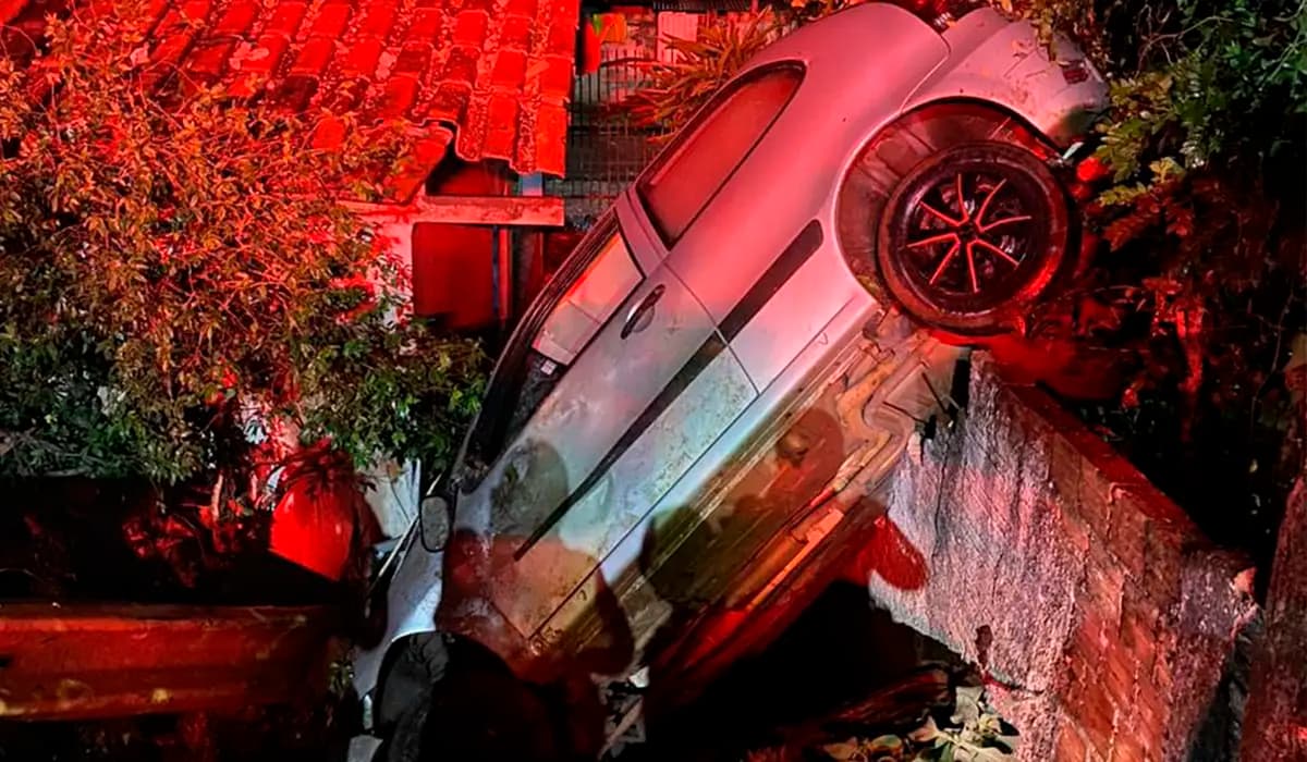 Carro invade quintal de residência após colisão em Assaí