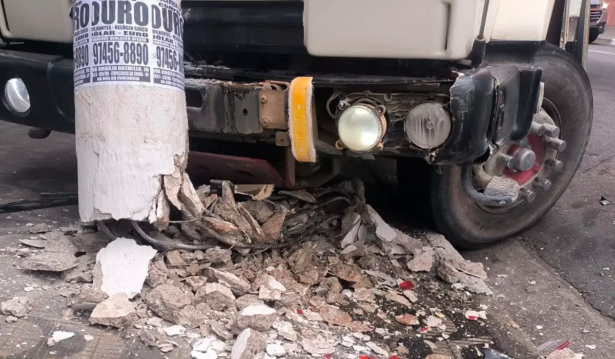 Caminhão derrapa em rua molhada e colide contra poste em São Jerônimo da Serra