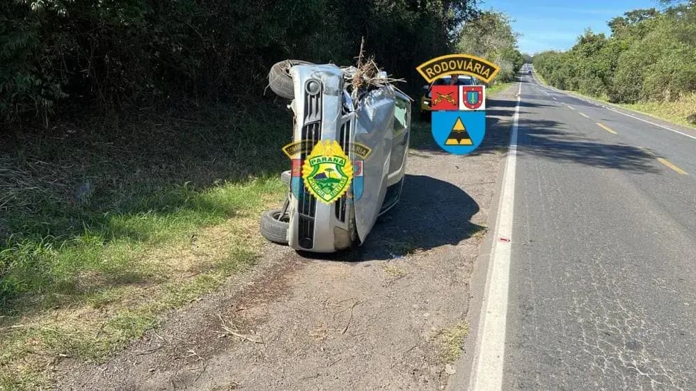 Idoso fica ferido após carro atingir caminhão e capotar na PR-092