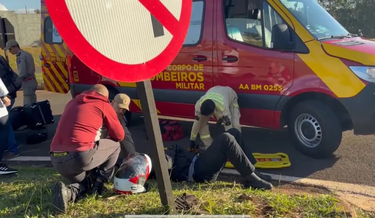 Colisão entre carro e moto deixa motociclista desorientado no trevo do Panorama