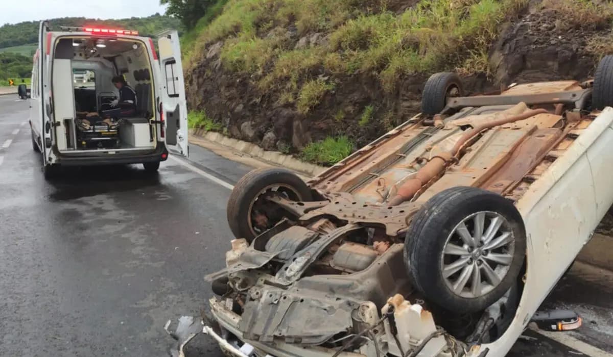 Duas vítimas ficam feridas em Capotamento na BR-369 no KM 102