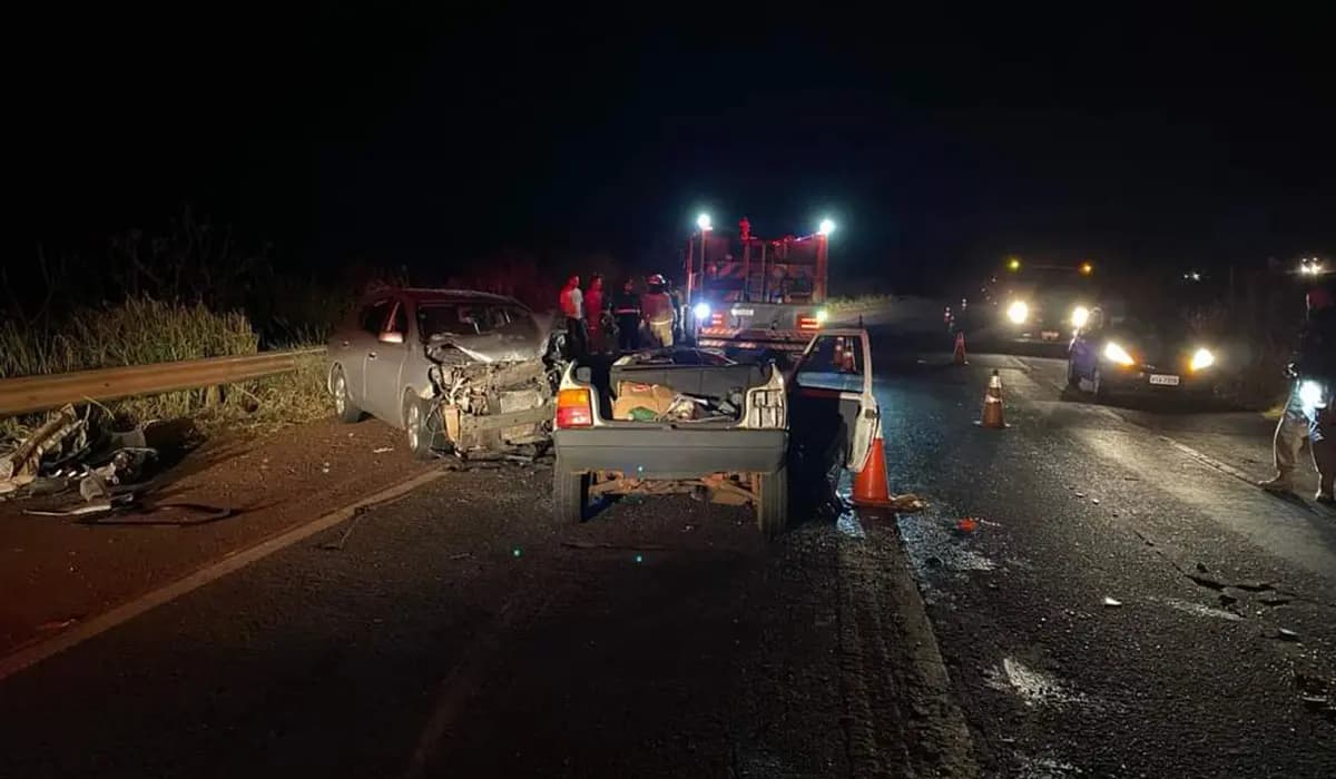 Acidente emvolvendo 03 veículos na BR 369 Deixa Uma Pessoa Morta e Outra Ferida