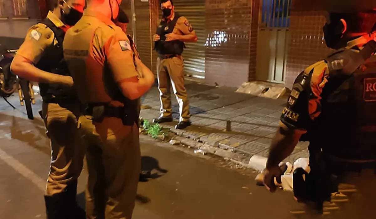 Homem Tem Celular Roubado na Marechal em Cornélio