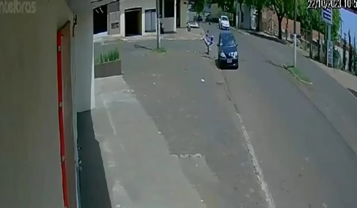 Imagens mostram atropelamento na Av. Dom Pedro I: Vítima Recebe Socorro após Veículo se Evadir do Local