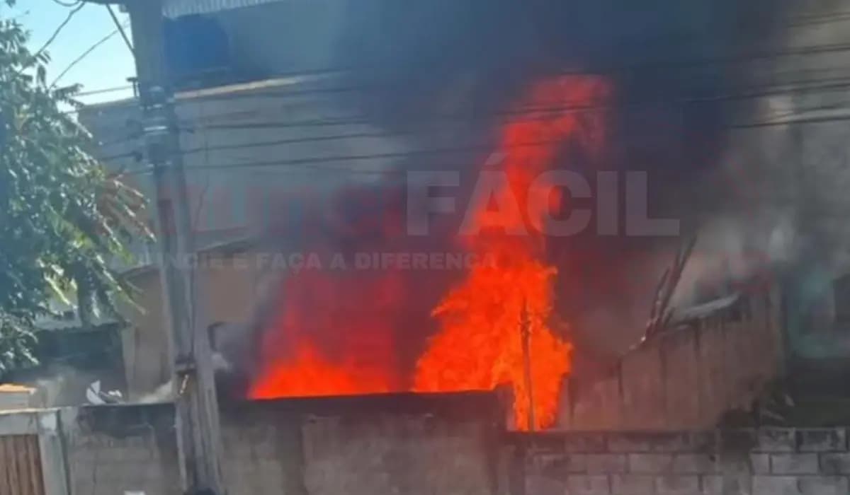 Incêndio em residência mobiliza polícia em Leópolis