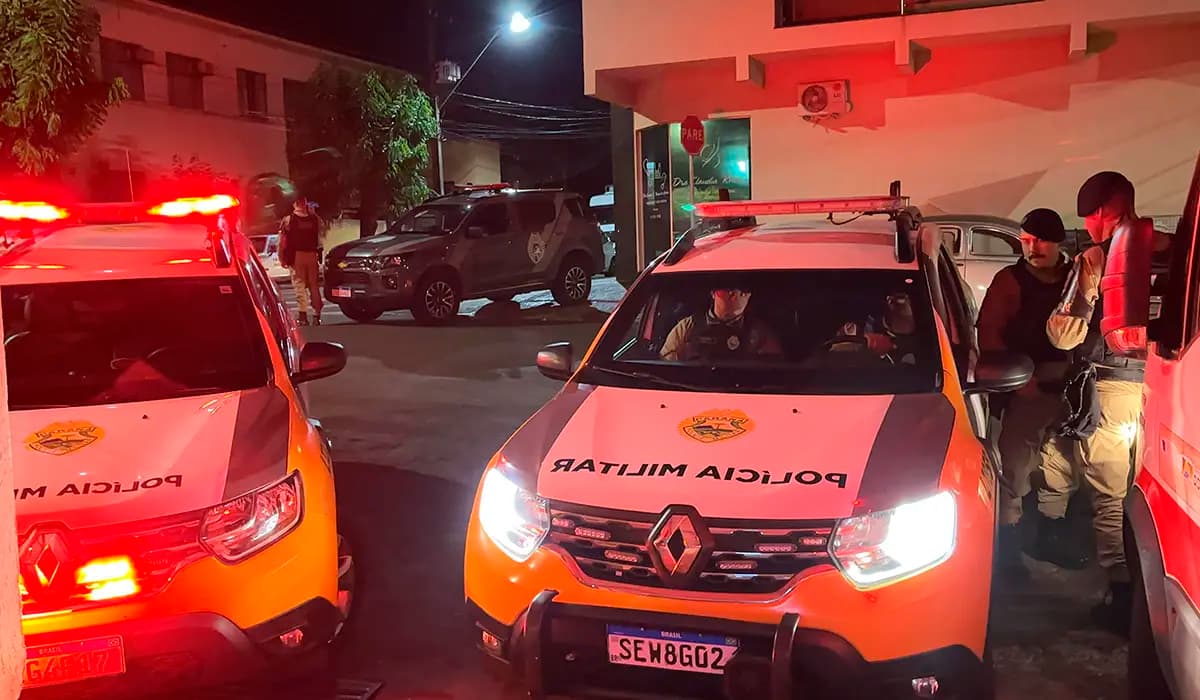 Bandeirantes: Trio armado assalta estabelecimento comercial e foge a pé