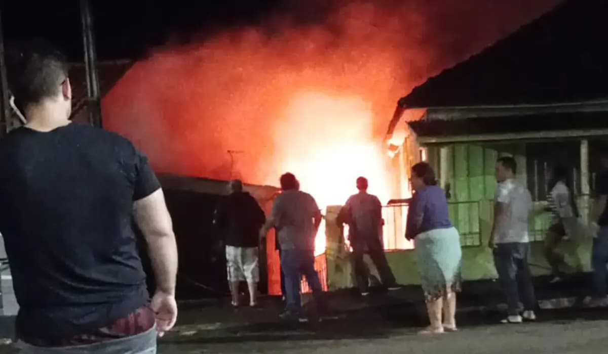 CORNÉLIO PROCÓPIO: Residência Incendiada – Ação de Usuária de Drogas Deixa Idoso Desolado
