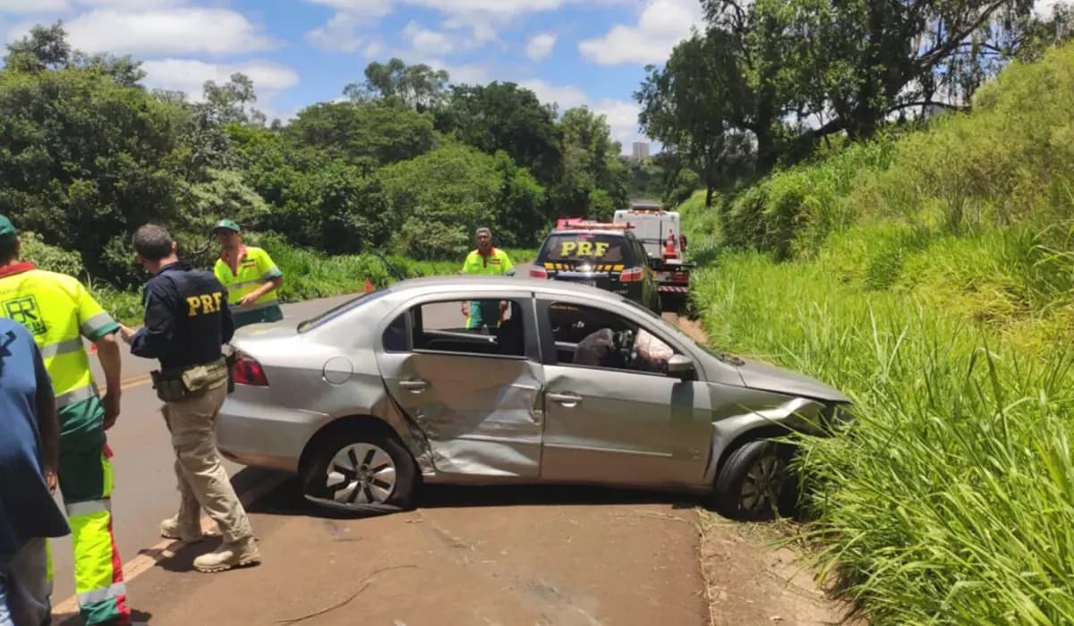 Saída de Pista na BR-369: SAMU Atende Duas Vítimas em Colisão com Árvore
