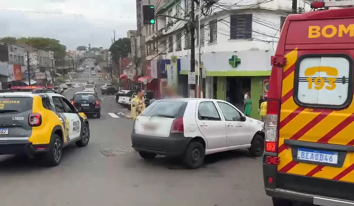 Colisão entre moto e dois carros deixa motociclista ferido no centro de Cornélio Procópio