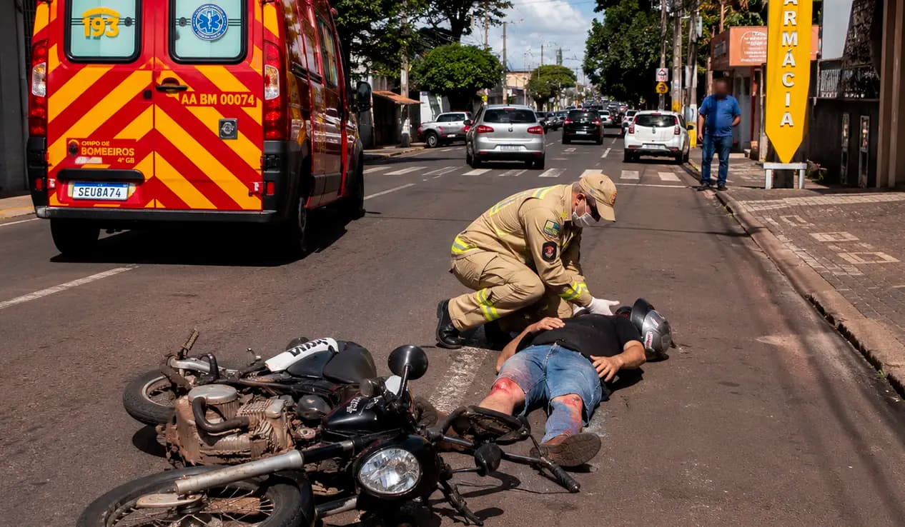 Fio de internet solto provoca queda de motociclista no Centro de Cornélio Procópio