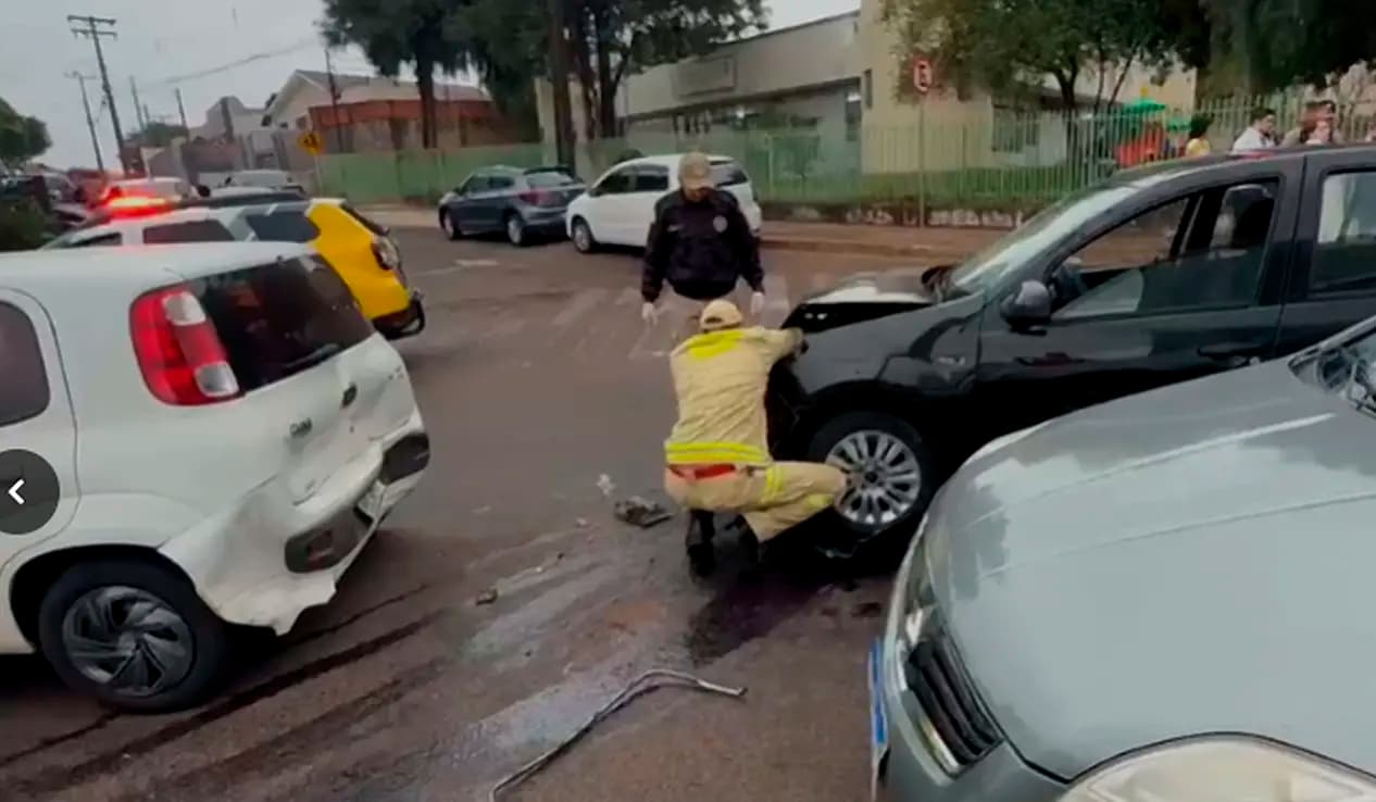 Colisão entre carros deixa duas pessoas feridas na Avenida Barão do Rio Branco