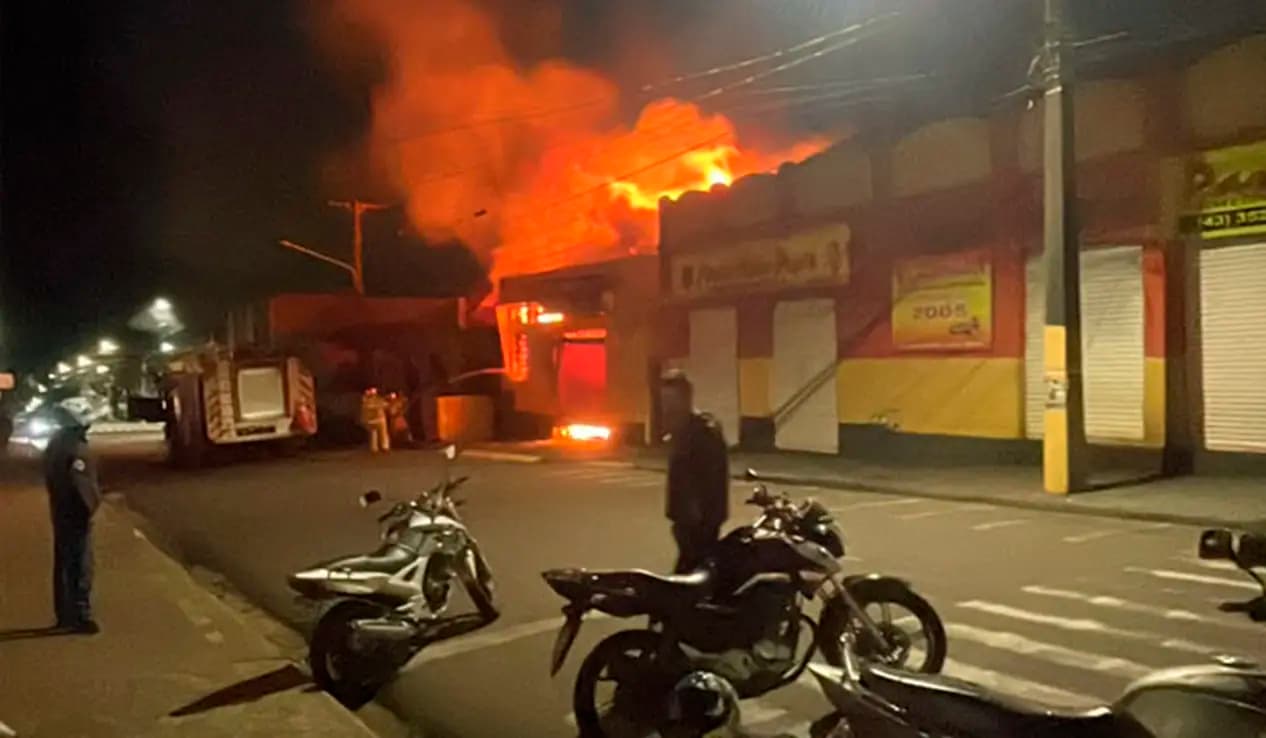 Incêndio destrói bicicletaria e dois carros no centro de Cornélio Procópio
