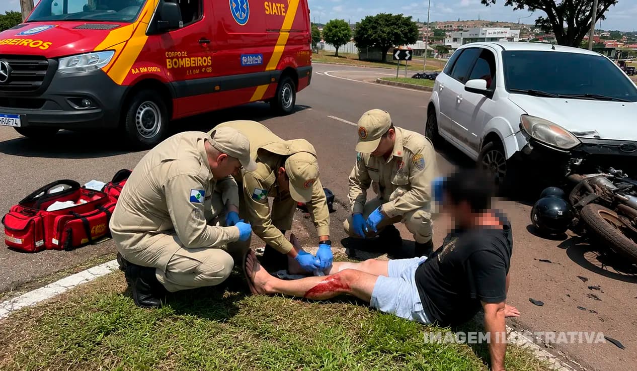 Motociclista sofre corte profundo na perna após colisão no trevo do Conjunto Fortunato Sibim, em Cornélio Procópio