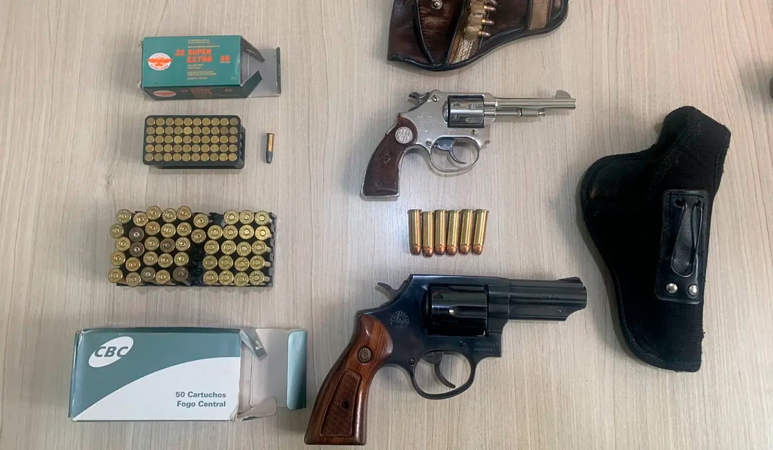 Mandado de busca resulta na apreensão de armas e prisão em Uraí