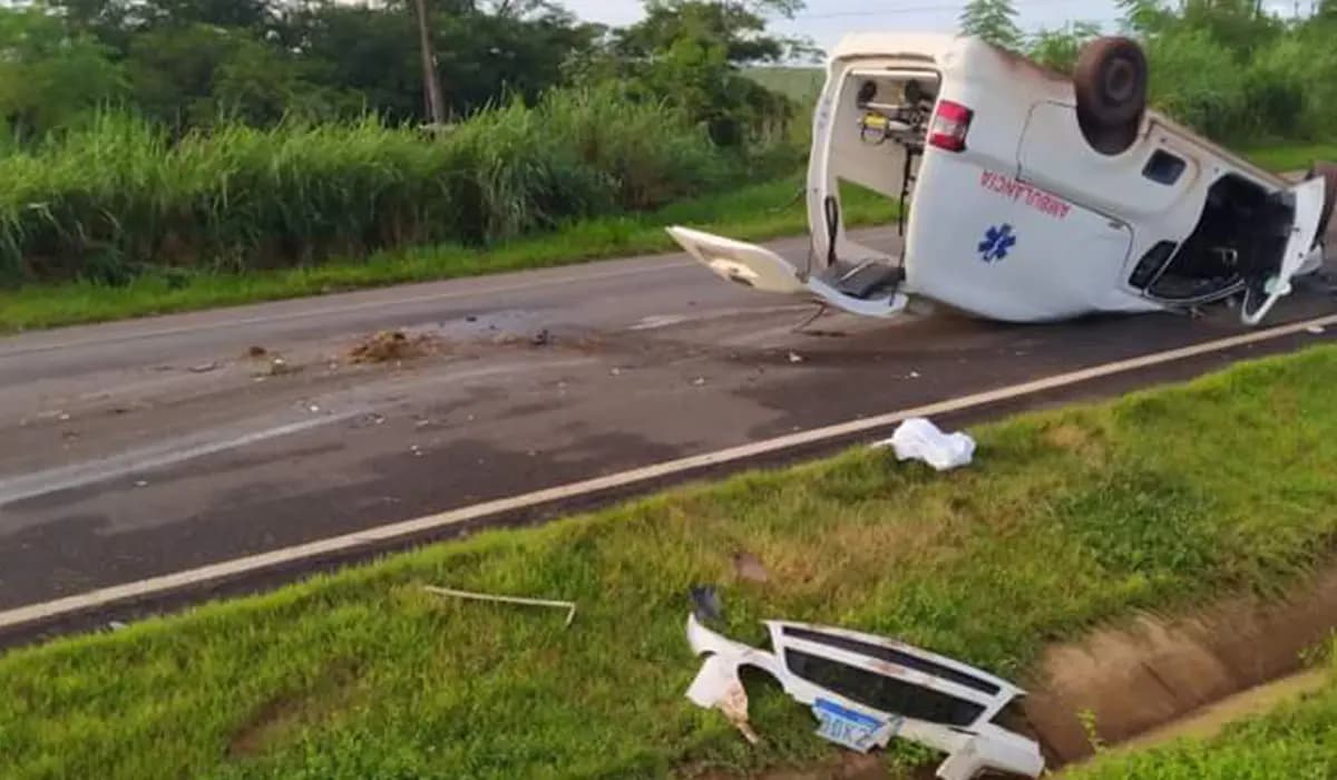Gestante fica ferida após ambulância capotar na BR-369.