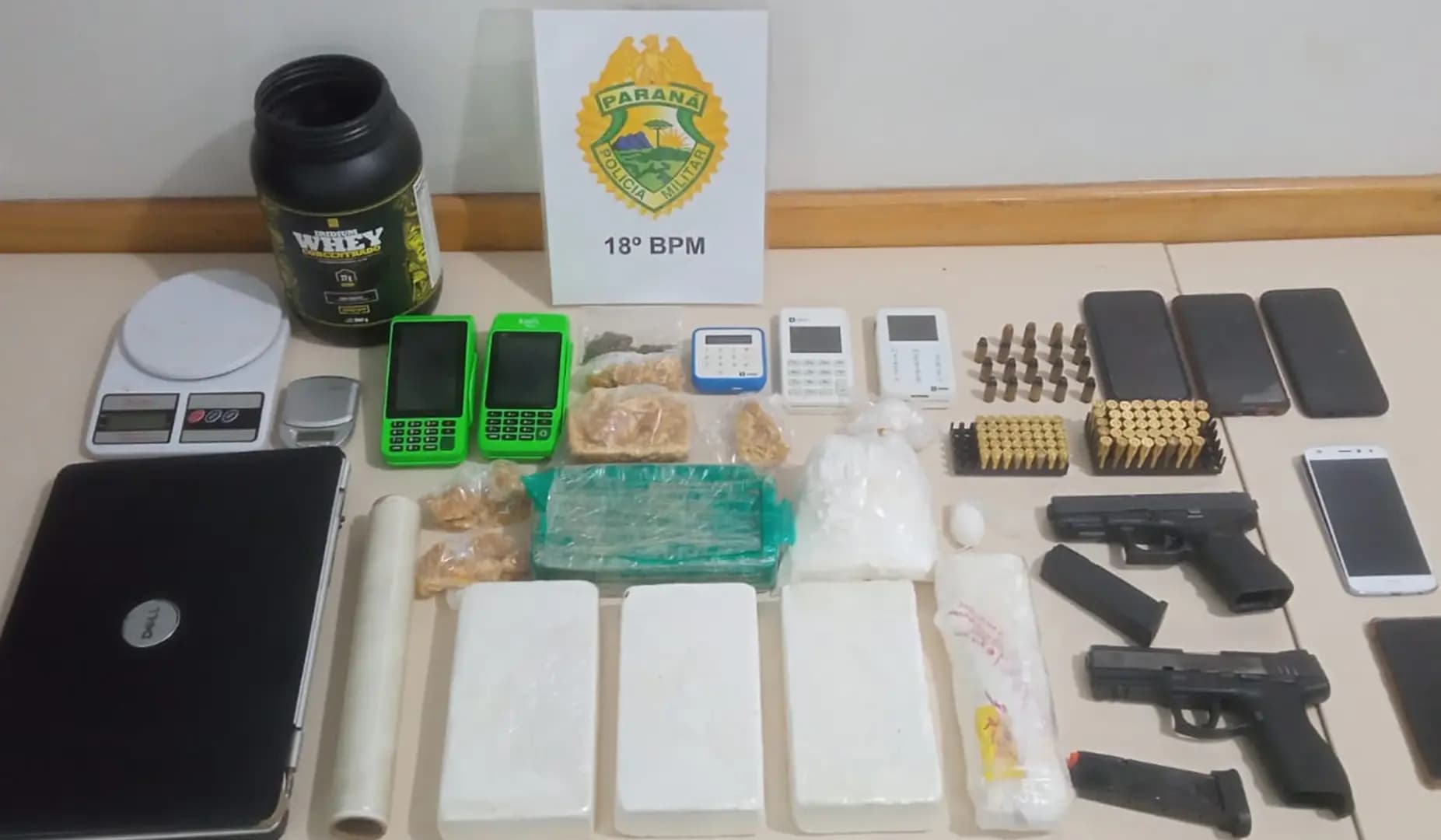 Prisão em Cornélio Procópio: Polícia Militar Apreende Armas e Drogas em Residência