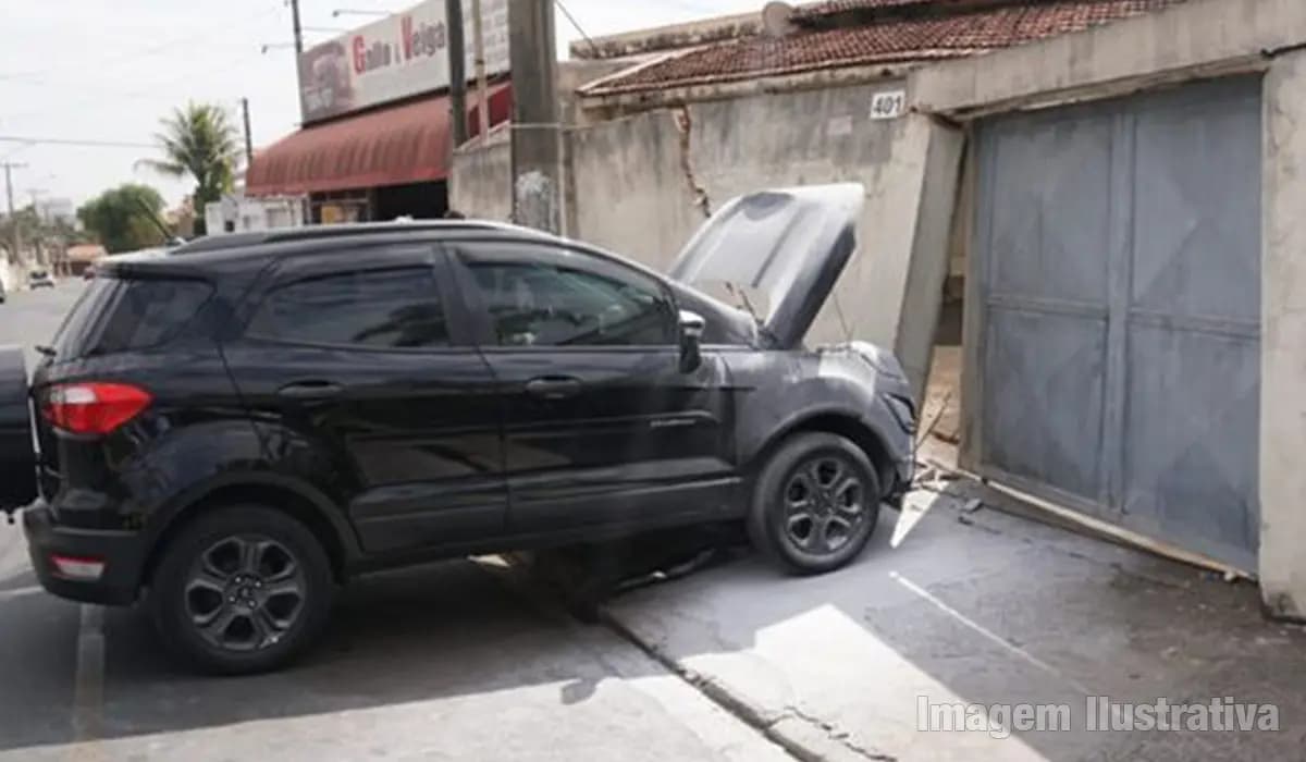 Veículo colide com muro de residência em Bandeirantes; condutor alega problema mecânico