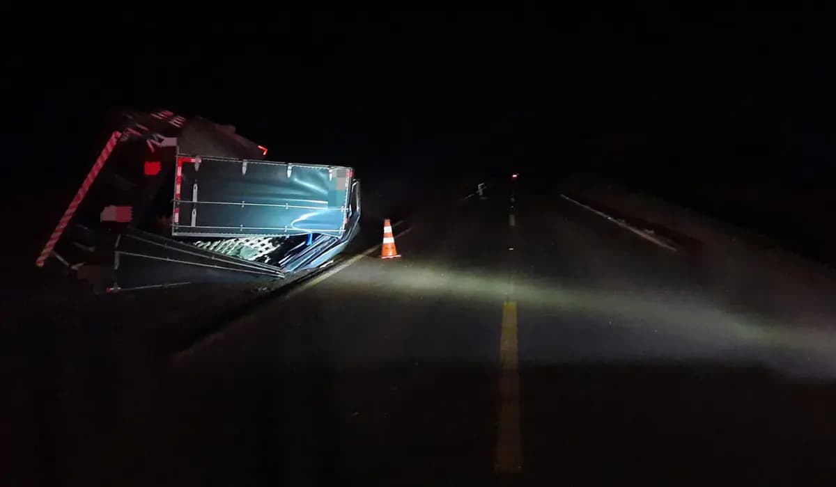 Caminhão Tomba na PR-090 em Alvorada do Sul; Motorista Fica Ferido