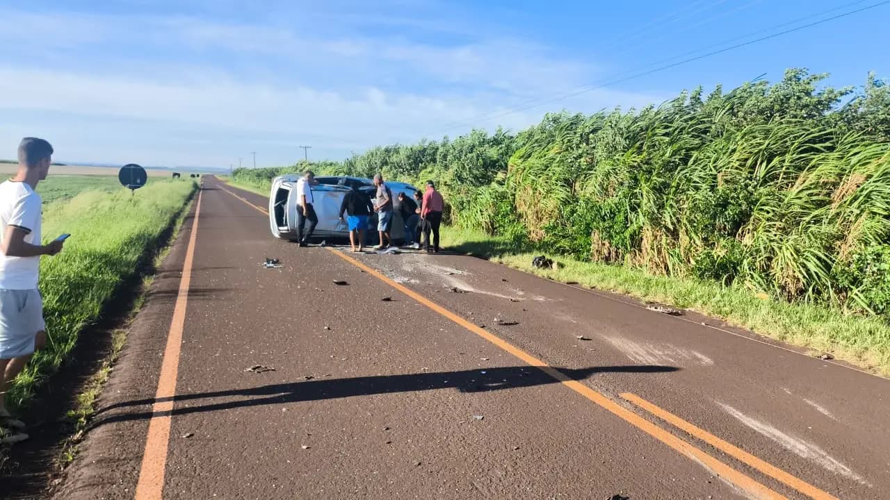 Mulher fica ferida após capotamento na PR-525 em São Sebastião da Amoreira