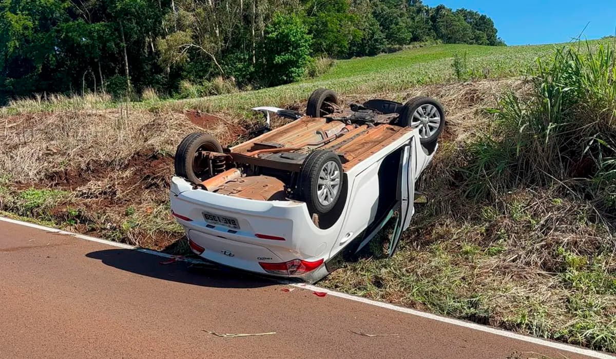 Motorista perde controle e carro tomba na estrada entre Congonhas e Cornélio Procópio