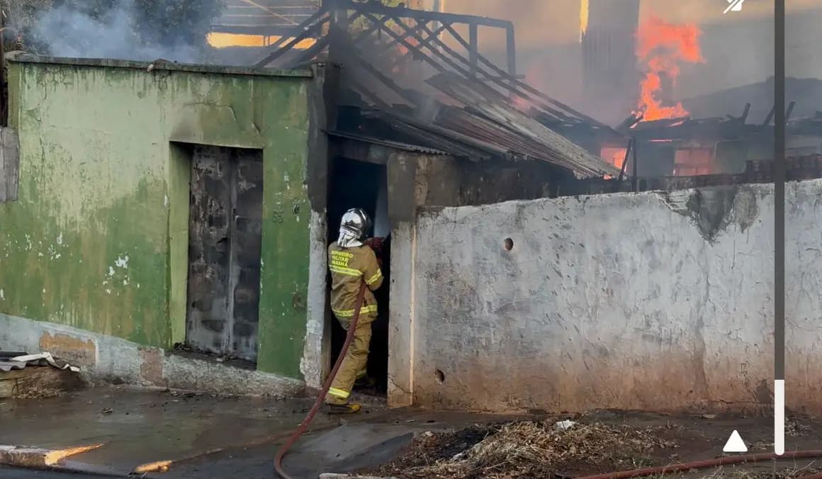 Incêndio destrói residência e mobiliza bombeiros na Vila São Pedro, em Cornélio Procópio