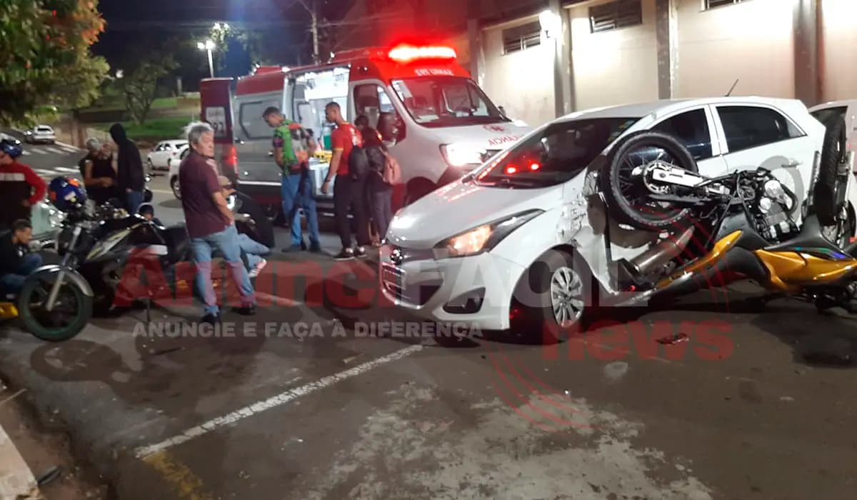 Casal jovem fica ferido em colisão entre carro e moto na Avenida 15 de Novembro, em Cornélio Procópio