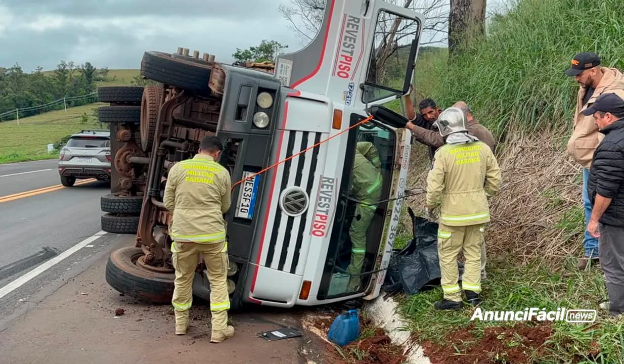 Caminhão carregado com pavers tomba na BR-369 em Cornélio Procópio