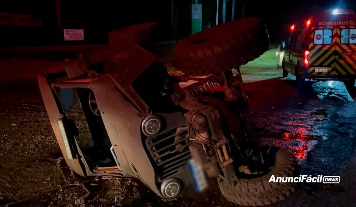Colisão entre veículos termina em capotamento e deixa mulher ferida em Cornélio Procópio