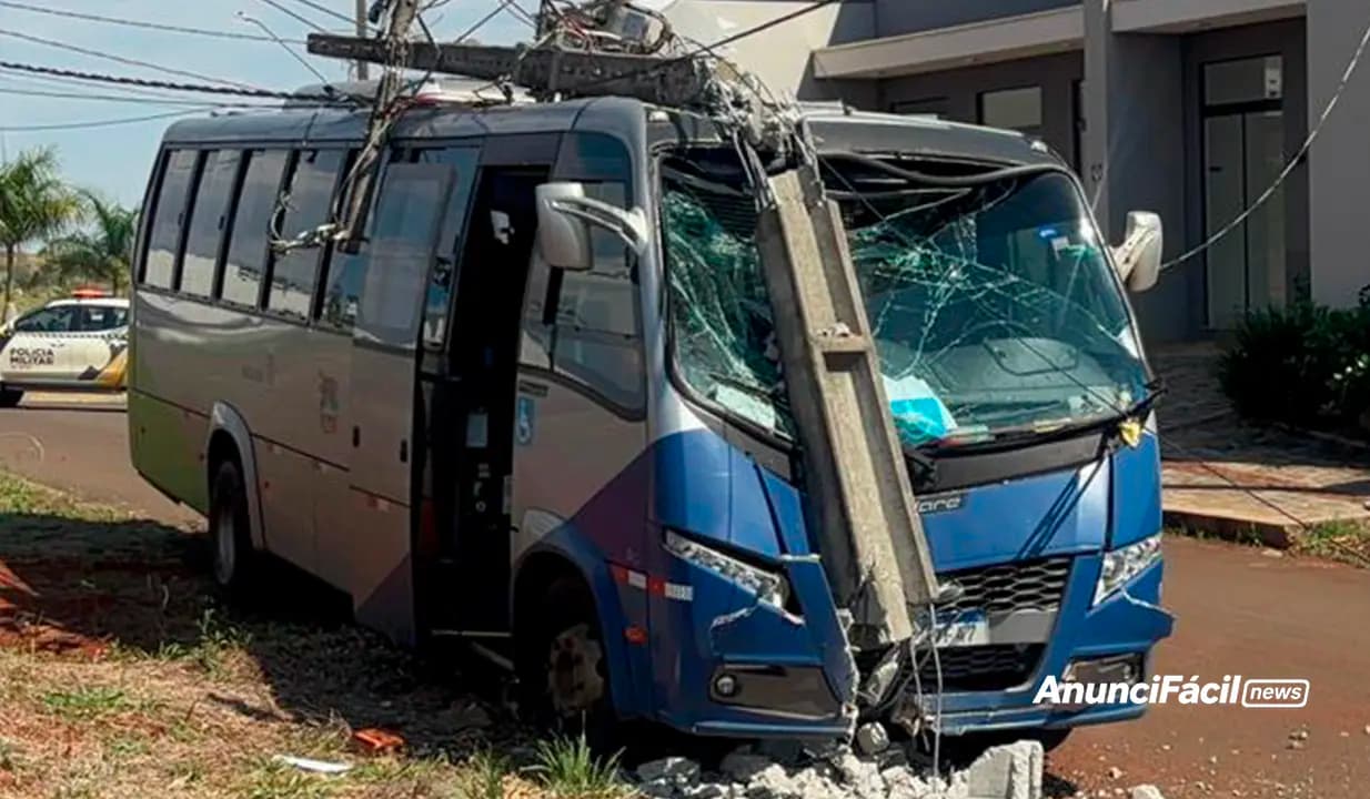 Micro-ônibus da saúde de Bandeirantes atinge poste próximo ao Hospital Regional em Cornélio Procópio