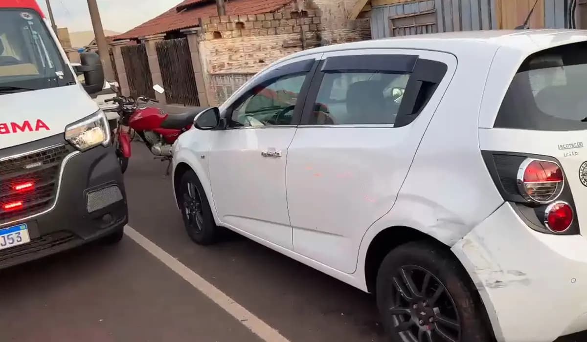 Homem é encaminhado com sintomas de embriaguez após colidir com carro estacionado