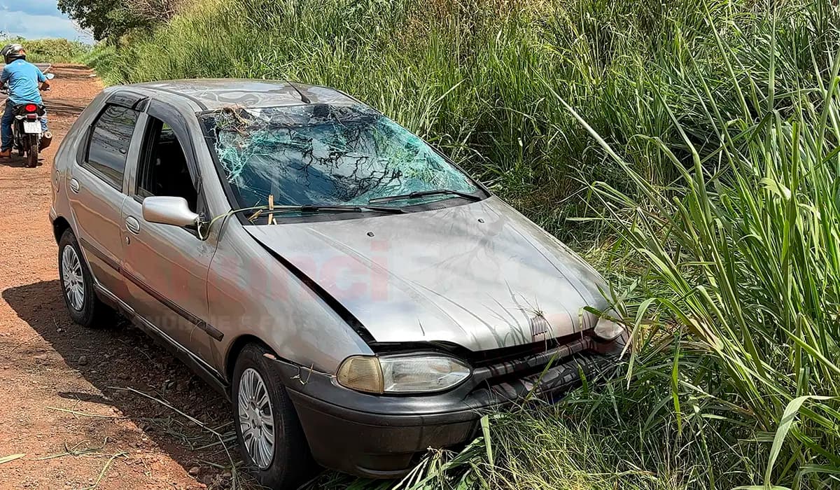 Mãe e filha ficam feridas em capotamento na PR-442 em Uraí